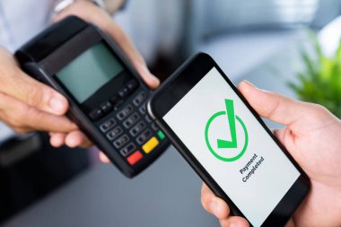 NFC QR kod cihazı ile el ele tutuşan akıllı telefon, hızlı dijital işlemler için temas kurulamayan ödeme kodlarını tarıyor. Modern yaşam tarzı ödeme teknolojisi için cep telefonundaki online bankacılık uygulaması. coşkulu