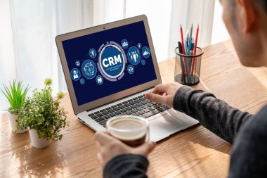 CRM işletme ve işletme için modern bilgisayarda müşteri ilişkileri yönetim sistemi