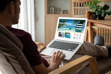 Çevrimiçi otel konaklama rezervasyon sitesi mod rezervasyon sistemi sağlar. Seyahat teknolojisi kavramı .