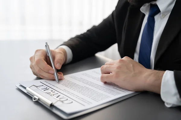 Empresário Assina Contrato Contrato Papel Forma Jurídica Negócios Com Confiança — Fotografia de Stock