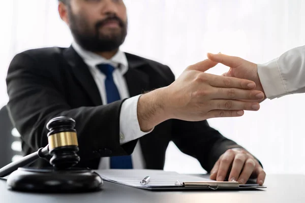 Closeup Právník Nebo Advokáti Kolegové Handshake Úspěšném Právním Jednání Smlouvě — Stock fotografie