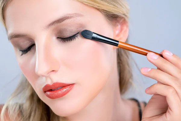 Closeup Menina Bonita Com Impecável Aplicação Sedutor Maquiagem Sombra Olho — Fotografia de Stock