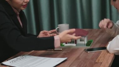 Kapanış hevesli emlak ajansı müşteriye bir ev için bilgi ve satın alma anlaşması sunarken, emlakçı tarafından tavsiye edilirken, ev kredisi için müşteri gözden geçirme sözleşmesi belgeleri.