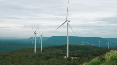 Rüzgarı yenilenebilir enerji kaynağı olarak kullanmanın yenilikçi yolu yeşil tarla veya tepedeki rüzgar türbini çiftliği ile modern yaşam biçimine güç sağlamaktır. Yel değirmeni jeneratörü karbondioksit salınımı olmadan elektrik üretir.