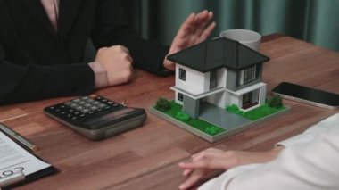 Kapanış hevesli emlak ajansı müşteriye bir ev için bilgi ve satın alma anlaşması sunarken, emlakçı tarafından tavsiye edilirken, ev kredisi için müşteri gözden geçirme sözleşmesi belgeleri.