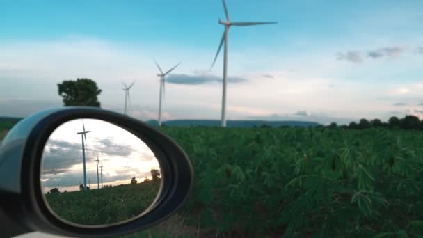 Progresivní Koncepce Budoucí Energetické Infrastruktury Větrné Turbíny Odrážející Bočním Zrcátku — Stock video