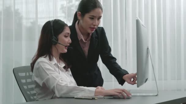 Entuzjastyczna Azjatycka Menedżerka Uczy Nowego Pracownika Jak Być Produktywnym Operatorem — Wideo stockowe