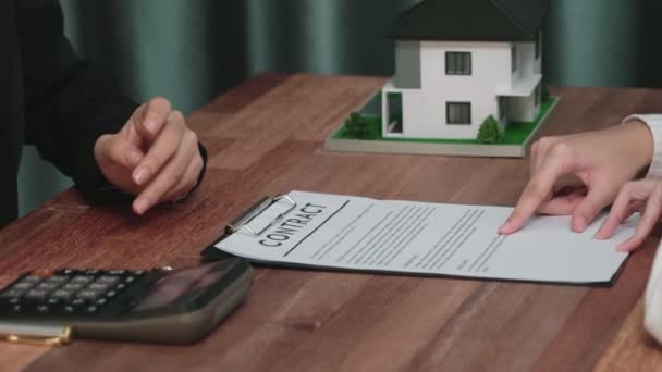 Entuzjastyczna Agencja Nieruchomości Dostarcza Klientowi Informacji Umowy Kupna Domu Podczas — Wideo stockowe