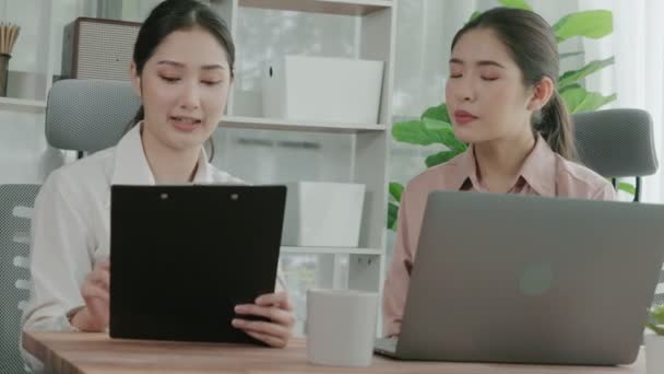 Hevesli Ofis Çalışanları Ofis Işyerindeki Başarılarını Kutluyorlar Bilgisayarlı Bir Masada — Stok video