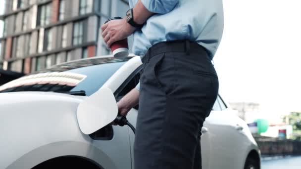 Empresário Vestido Terno Com Ambição Progressiva Apoiando Seu Veículo Elétrico — Vídeo de Stock