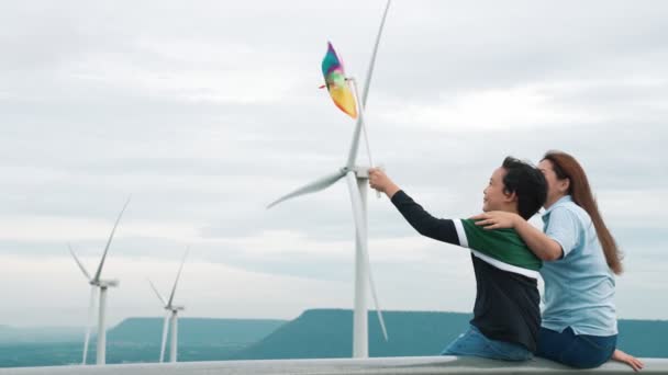 Progresywna Szczęśliwa Matka Jej Syn Farmie Turbin Wiatrowych Generator Energii — Wideo stockowe