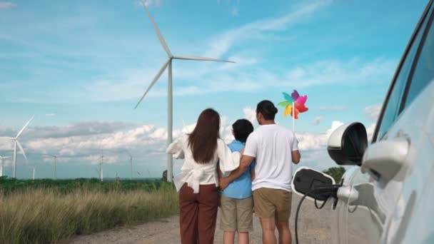 Conceito Família Feliz Progressiva Desfrutando Seu Tempo Parque Eólico Com — Vídeo de Stock