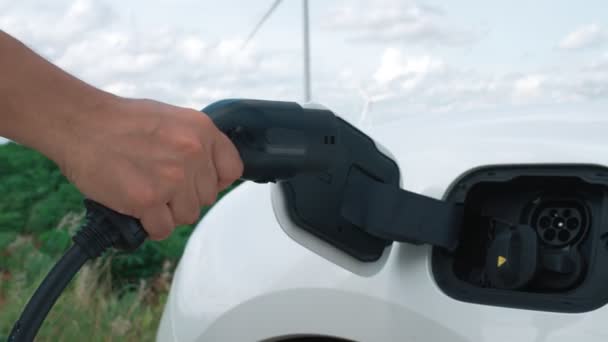 Прогресивна Людина Своїм Електричним Автомобілем Автомобіль Заряджає Енергію Від Зарядки — стокове відео
