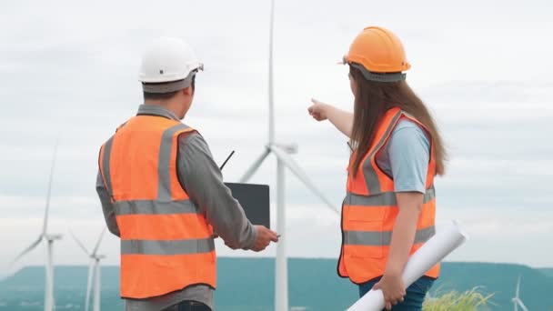 Manliga Och Kvinnliga Ingenjörer Arbetar Vindkraftpark Uppe Kulle Eller Ett — Stockvideo