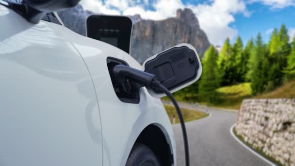 目的地に到達する前に森林で充電ステーションからエネルギーを充電する電気自動車の進歩的な旅行の概念 緑の環境のための再生可能エネルギーとクリーンエネルギーを搭載したEv車 — ストック動画