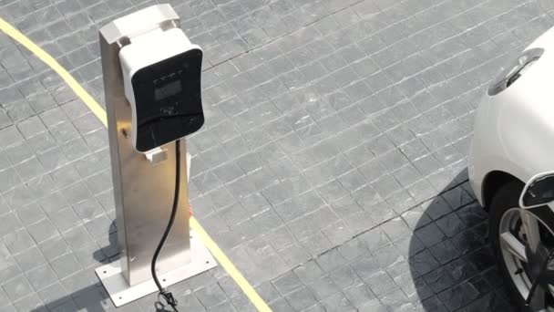 Progresywna Innowacyjna Miejska Stacja Ładowania Miejskiego Akumulatorem Pojazdu Elektrycznego Naładowanym — Wideo stockowe
