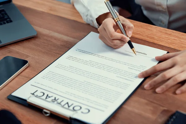 Zbliżenie Ręka Podpisywanie Dokument Umowa Pióro Uszczelnianie Sprawa Podpis Biznesmeni — Zdjęcie stockowe