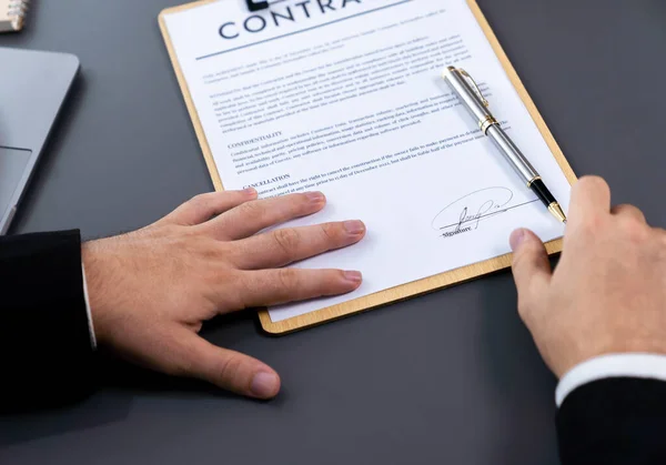 Signature Main Étroite Document Contrat Avec Stylo Scellement Affaire Affaires — Photo