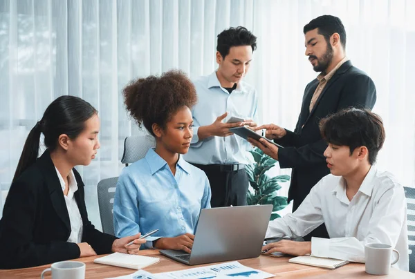 사업가들이 일하면서 사무실에서 이야기를 나눕니다 전문적 팀워크는 노트북 계획에 현대의 — 스톡 사진