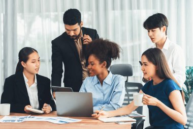 Çok ırklı analist ekibi toplantı masasındaki mali raporu analiz etmek için BI gösterge tablosunu kullanıyor. Çeşitli iş adamlarından oluşan bir grup, FIntech 'in veri analizini başarılı iş pazarlaması için kullanır. Uyum