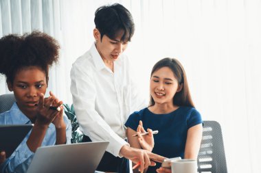 Mutlu iş adamları birlikte çalışır, şirket ofisinde tartışırlar. Profesyonel ve çeşitlilik takım çalışması iş planını bilgisayarda tartışır. Modern çok kültürlü ofis çalışanı. Uyum