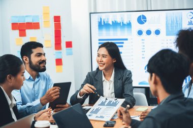 Genç Asyalı iş kadını modern toplantıda TV ekranında veri analizi paneli sunuyor. Bir grup iş adamıyla konferans odasında iş sunumu. Uyum