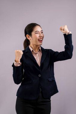 Resmi takım elbiseli kendine güvenen Asyalı genç iş kadını, promosyon veya reklamı şaşırmış yüz ifadesi ve izole edilmiş arka planda bir jest olarak göstermek için el hareketi yapıyor. Coşkulu.