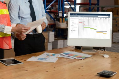 Ekip projesinin zaman çizelgesini gösteren bilgisayar ekranında, modern iş projesi yönetimi için proje planlama yazılımı