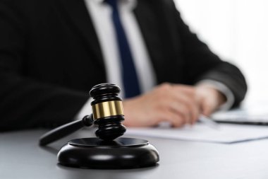 Avukat meslektaşlarının ya da hukuk ekibinin dizüstü bilgisayarla çalışıp hukuk bürosunda dava açmak için yasal belgeler hazırlayan adil ve eşitlik kararı için tokmak çekicine odaklanın. Eşitlik