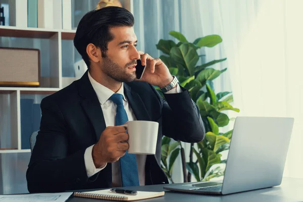 Geschäftsmann Der Einem Modernen Büroarbeitsplatz Mit Einer Tasse Kaffee Der — Stockfoto