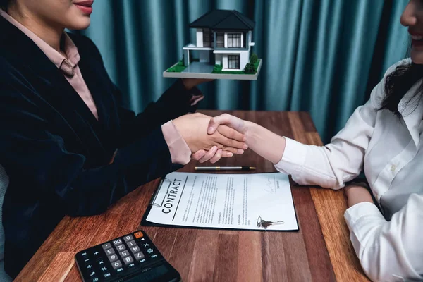 Acordo Empréstimo Casa Bem Sucedido Selado Com Aperto Mão Compradores — Fotografia de Stock