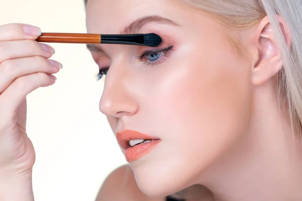 Closeup Beautiful Personable Girl Flawless Applying Eye Shadow Makeup Eyeliner — Stock Photo, Image