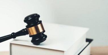 Boş bir hukuk firmasında ahşap tokmak çekiç ve hukuk kitabı ya da avukat ve hakim tarafından adalet ve hukuk sistemi, yasal otorite ve adalet kavramı olarak beyaz avukatlık bürosu geçmişi. denge