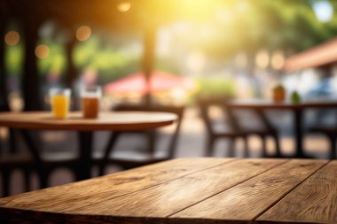 Ahşap masa Bokeh 'li kafe restoranının arka planını bulanıklaştırdı. Kusursuz.