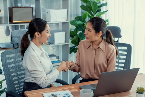 Deux Femmes Affaires Asiatiques Serrent Main Dans Bureau Moderne Après — Photo