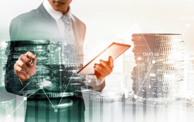 Businessman analyst working with digital finance business data graph showing technology of investment strategy for perceptive financial business decision. Digital economic analysis technology concept.