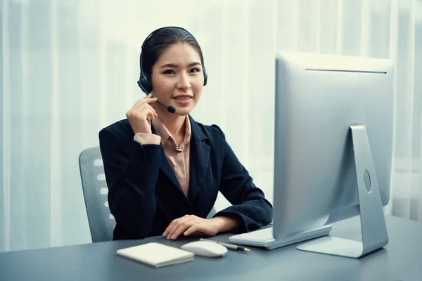 亚洲呼叫中心与耳机和麦克风工作在她的工作空间看着相机 女经营者提供出色的客户服务 支持呼叫中心代理肖像画 很有激情 — 图库照片