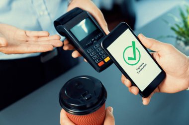 NFC QR kod cihazı ile el ele tutuşan akıllı telefon, hızlı dijital işlemler için temas kurulamayan ödeme kodlarını tarıyor. Modern yaşam tarzı ödeme teknolojisi için cep telefonundaki online bankacılık uygulaması. coşkulu