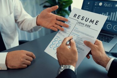 Başvuru formunu doldurmak için iş başvurusunda bulunmuş. Aday, mülakatta resmi konuşma için takım elbise giyer. Kariyer ve iş deneyimiyle ilgili sorularla dolu bir işe alım süreci. Coşkulu