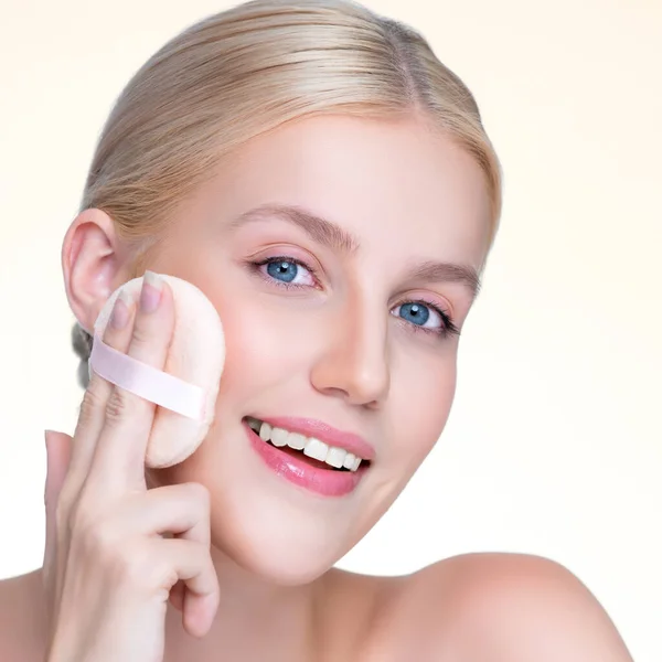 Closeup Personable Beautiful Natural Soft Makeup Woman Using Powder Puff — Stock Fotó