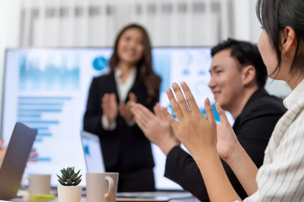Focus Hand Applauding Blurred Businesspeople Harmony Conference Successful Meeting Presentation — Stockfoto