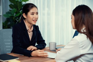 İş anlaşması toplantısı, genç iş kadınları sözleşmenin şartlarını ve şartlarını dikkatle gözden geçiriyorlar. Şirket avukatı sözleşme anlaşmasında danışmanlık yapar. Coşkulu.