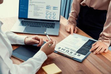 İş görüşmesi sırasında genç adaylar ve mülakatçılarla iş başvurusunda bulunan ve bu pozisyonun başvurusunu tartışan nitelikleri masanın üzerinde olan kapanış belgesi. Coşkulu.