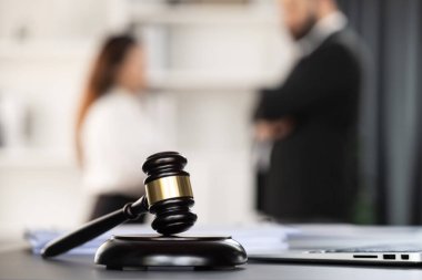 Ahşap tokmağı, avukat meslektaşlarının ya da hukuk bürosunda çalışan hukuk ekibinin bulanık geçmişine odaklayın. Adil ve eşit yargılama için adaletin çekici. Eşitlik