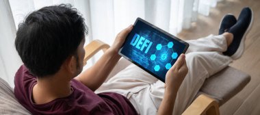 Model bilgisayar ekranında merkezi olmayan finans veya DeFi kavramı. Defi sistemi yeni yatırım ve tasarruf seçenekleri sunuyor .