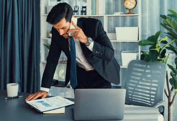 Diligente Hombre Negocios Ocupado Hablando Por Teléfono Con Los Clientes — Foto de Stock