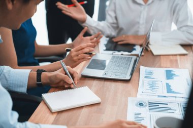 Çok ırklı analist ekibi toplantı masasındaki mali raporu analiz etmek için BI gösterge tablosunu kullanıyor. Çeşitli iş adamlarından oluşan bir grup, FIntech 'in veri analizini başarılı iş pazarlaması için kullanır. Uyum