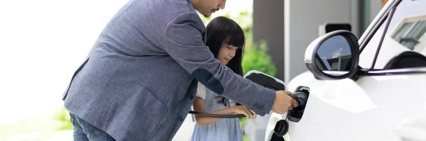 Progressive Father Daughter Plugs Charger Home Charging Station Electric Vehicle — Zdjęcie stockowe