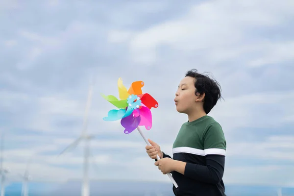 Progressive Young Asian Boy Playing Wind Pinwheel Toy Wind Turbine — Fotografia de Stock