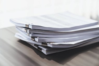 Yoğun iş raporları ya da yasal belgeler için organize evrak yönetim sistemi kavramı olarak organize edilmiş ofis masası. denge